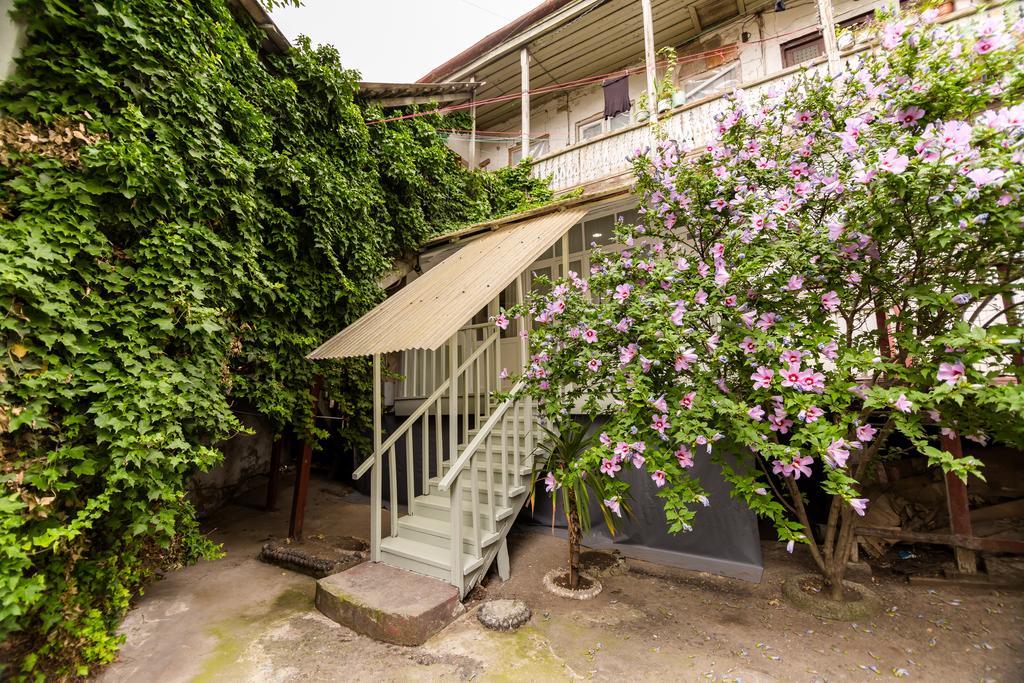 Apartment In Cozy Little Yard Tbilisi Exterior photo